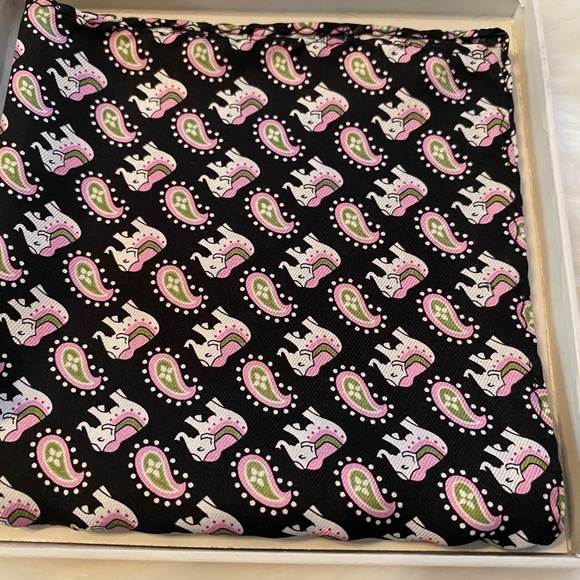 Baekgaard Vera Bradley elephant pocket square - Picture 2 of 3
